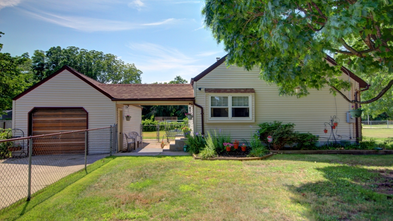 Side of House/Garage