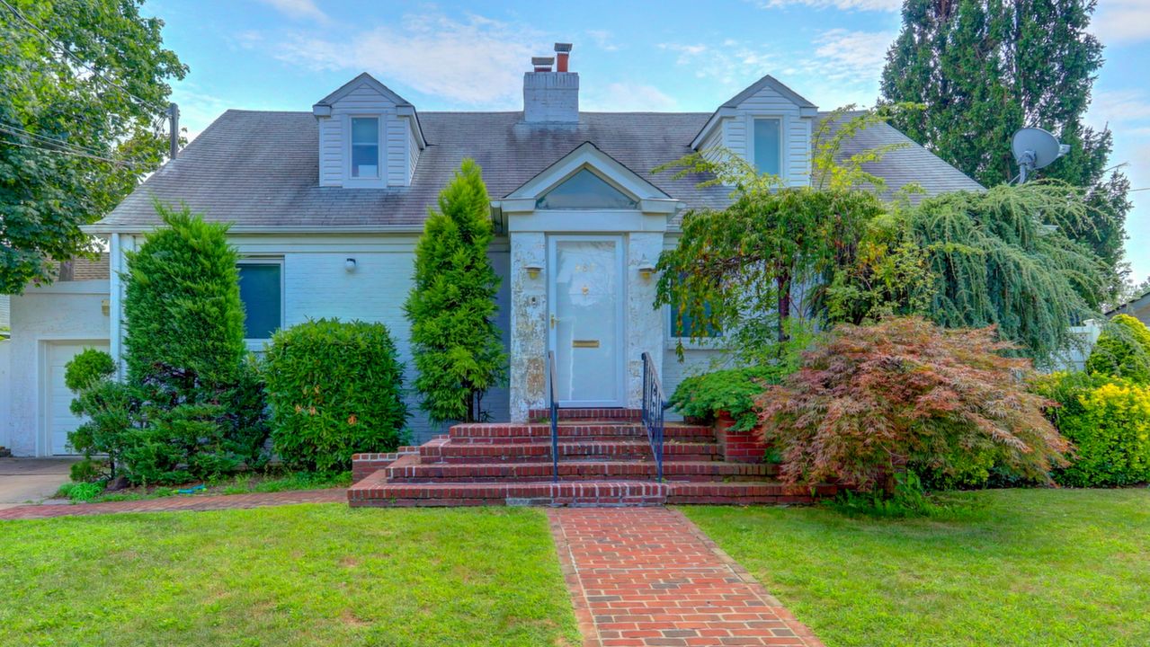 487 Langley Ave, West Hempstead, NY, 11552 Scene 1