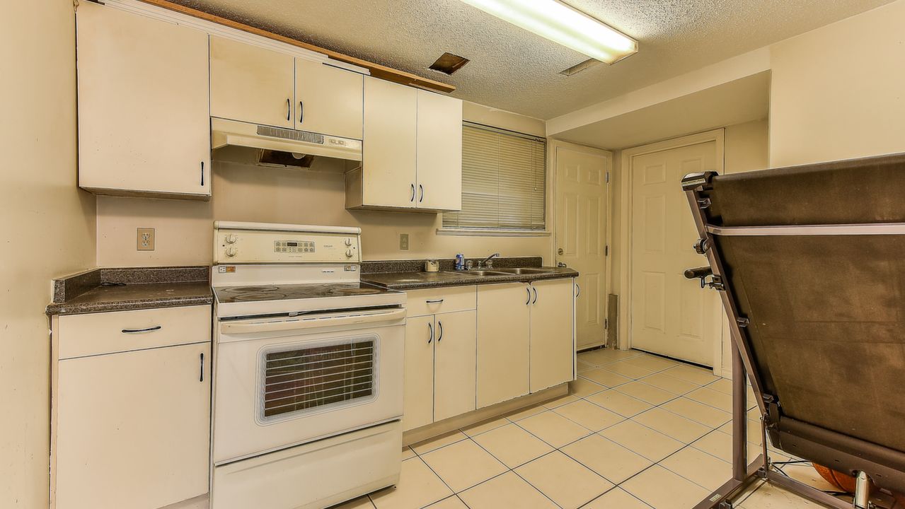 8995 Queen Marry Blvd, Surrey, BC, V3V 6R2 Scene 4