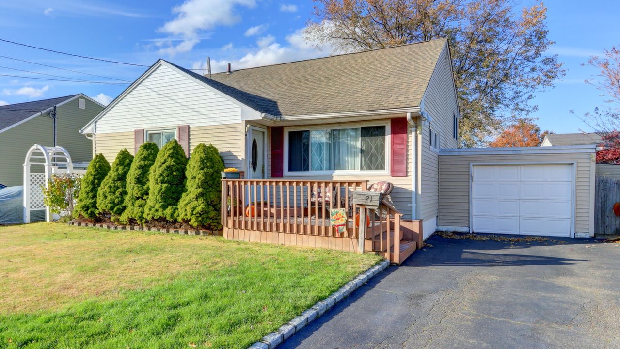 21 Blanchard St, West Babylon, NY, 11704 Scene 1