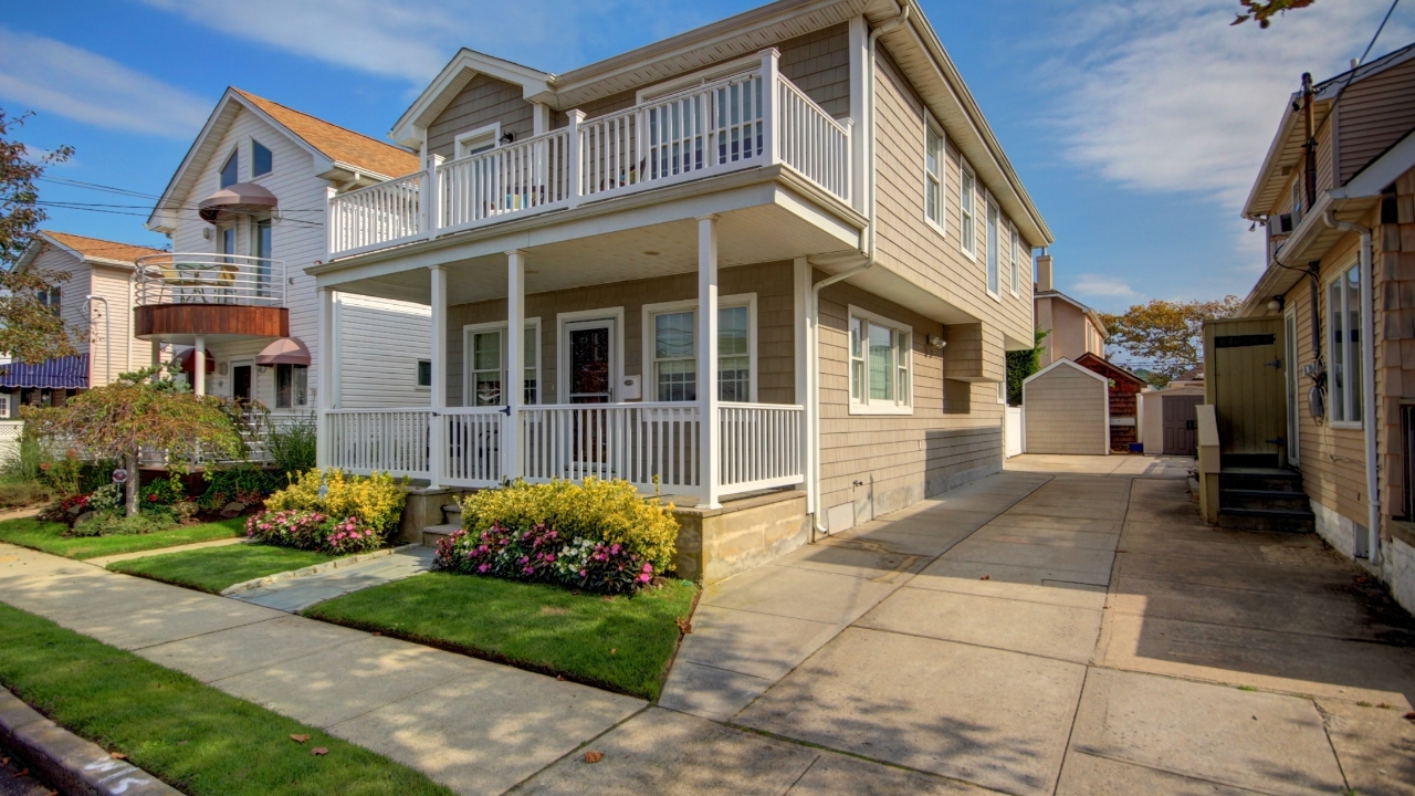 Front of House - Driveway Side