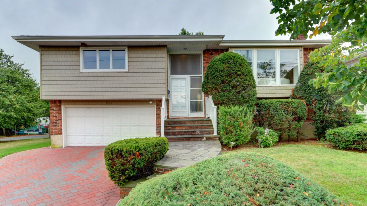 551 Links Dr, Oceanside, NY, 11572 Scene 1