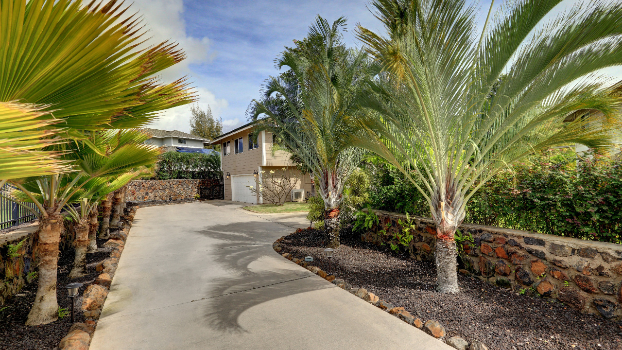 Secluded Front Drive