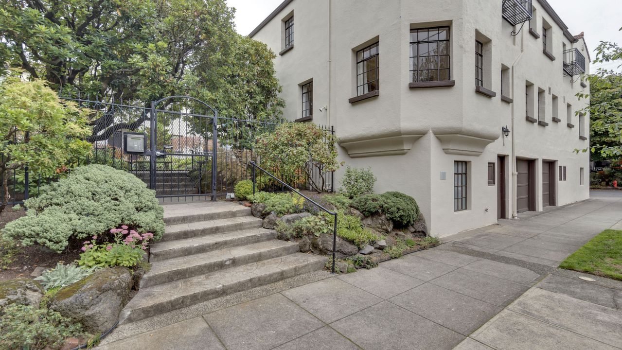 2325 NE Flanders St, Portland, OR, 97232 Scene 1