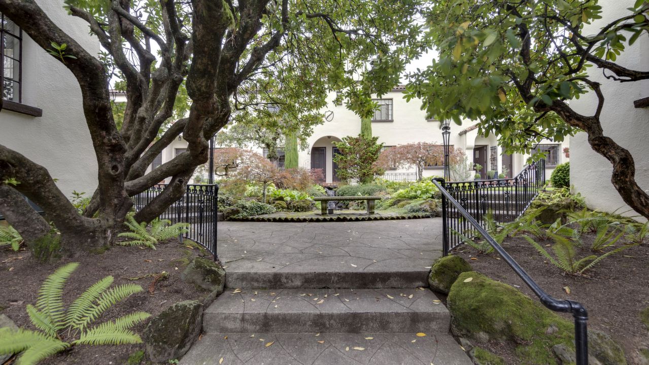 2325 NE Flanders St, Portland, OR, 97232 Scene 2