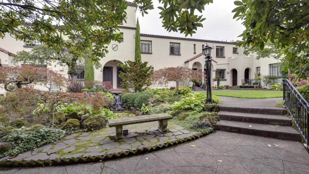 2325 NE Flanders St, Portland, OR, 97232 Scene 3