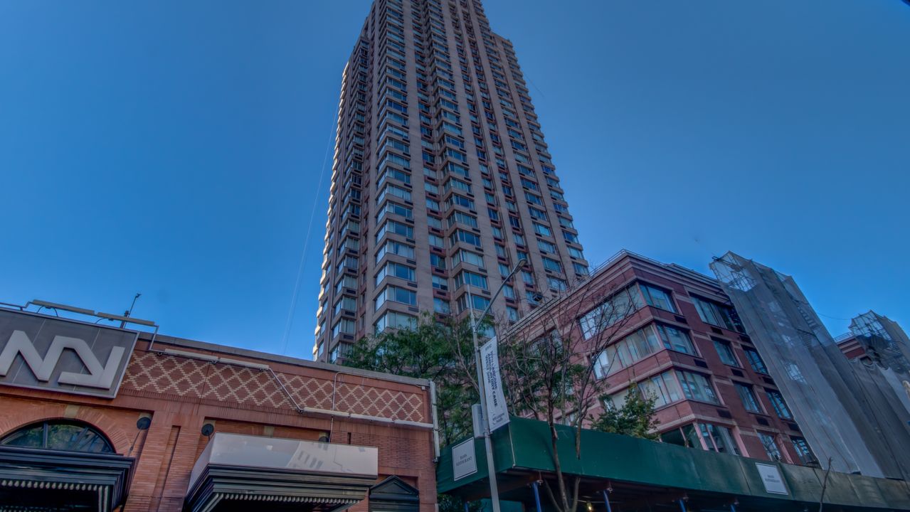 350 W 50th St, New York, NY, 10019 Scene 1