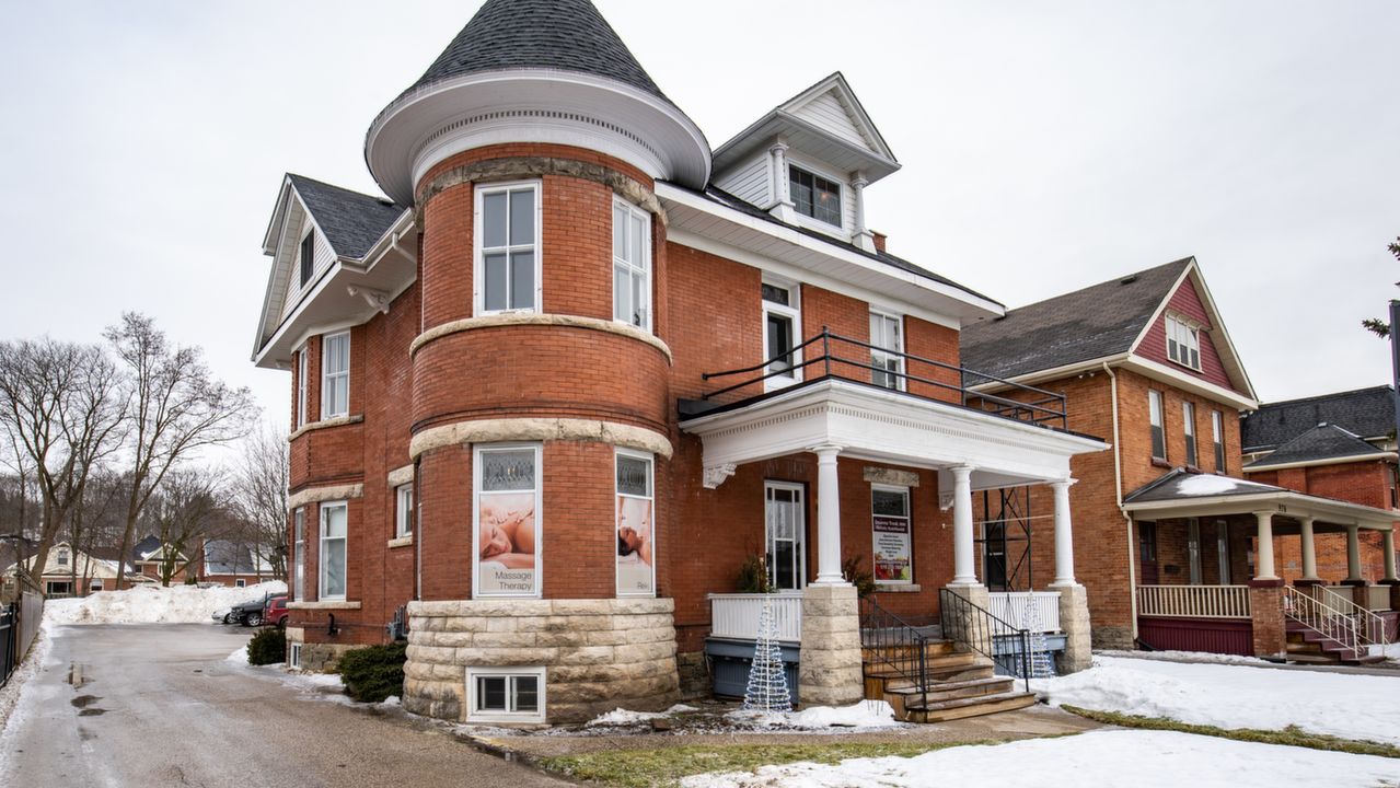 Welcome to 968 2nd Ave W