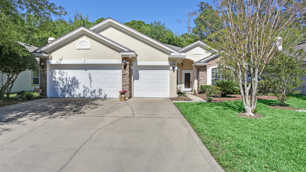 Welcome to 85128 Amangansett Dr!