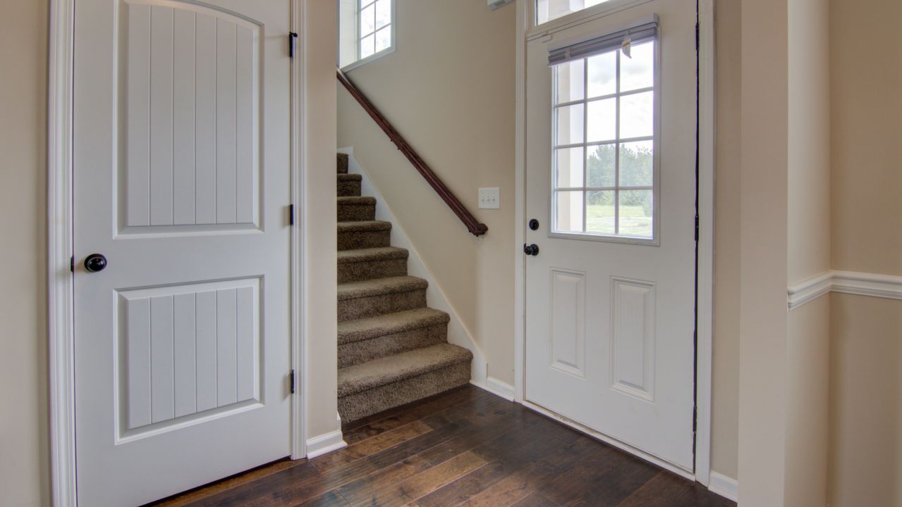 Foyer w/Coat Closet