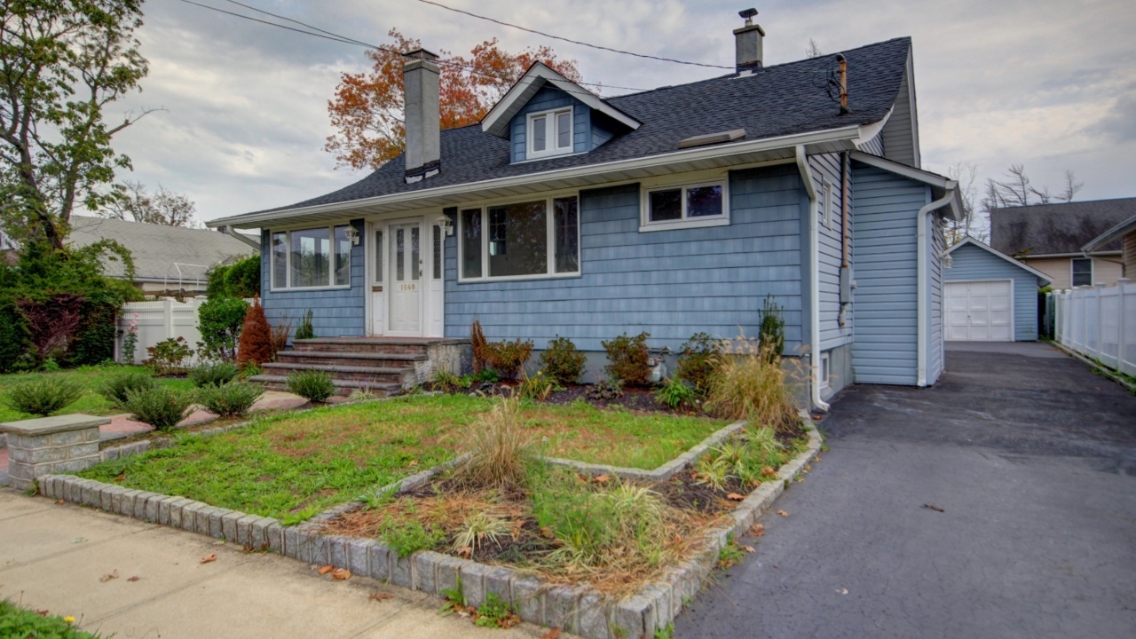 Front of House-Garage