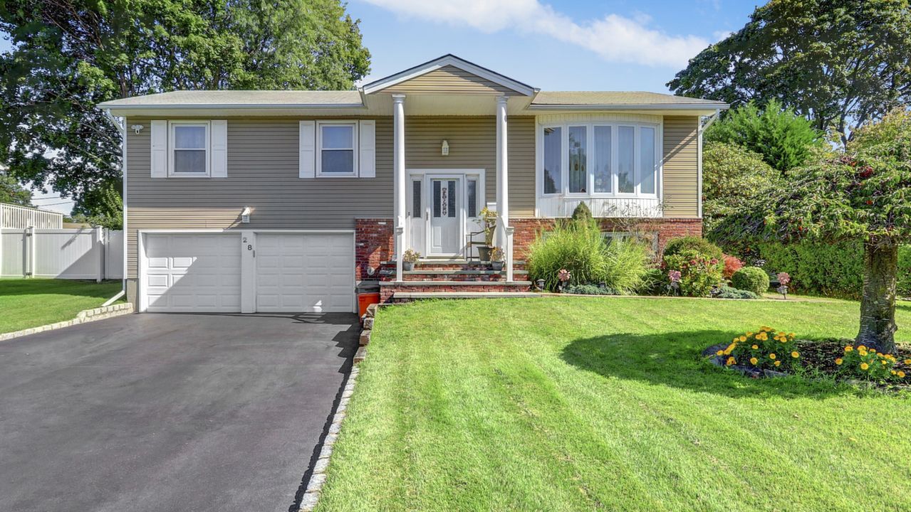 28 Westwood Ln, Kings Park, NY, 11754 Scene 1