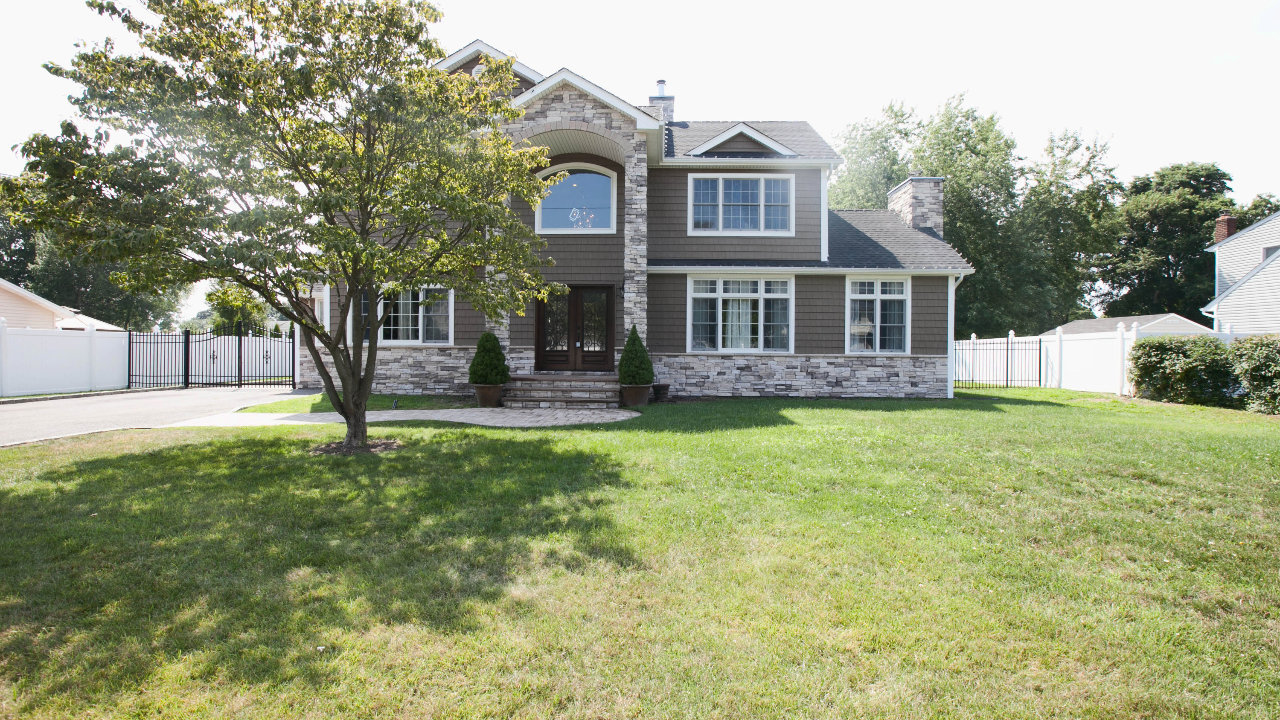 1616 Louis Kossuth Ave, Bohemia, NY, 11716 Scene 1