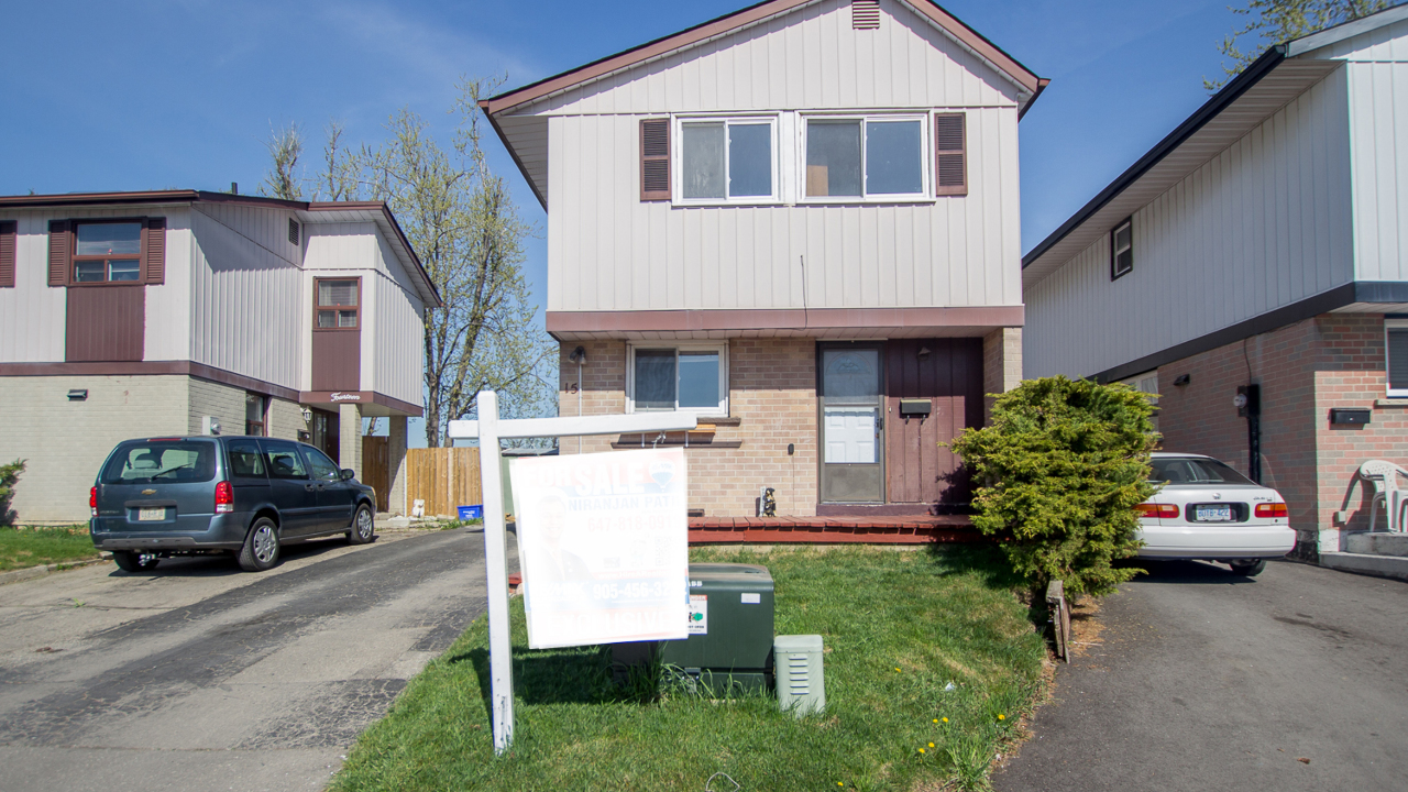 15 Hallcrown Court, Brampton, ON, L6S 2A7 Scene 1