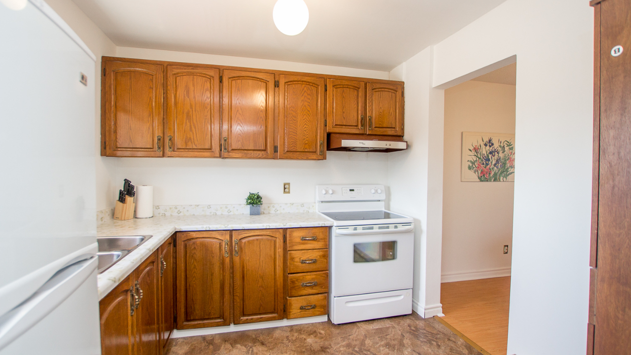 15 Hallcrown Court, Brampton, ON, L6S 2A7 Scene 2