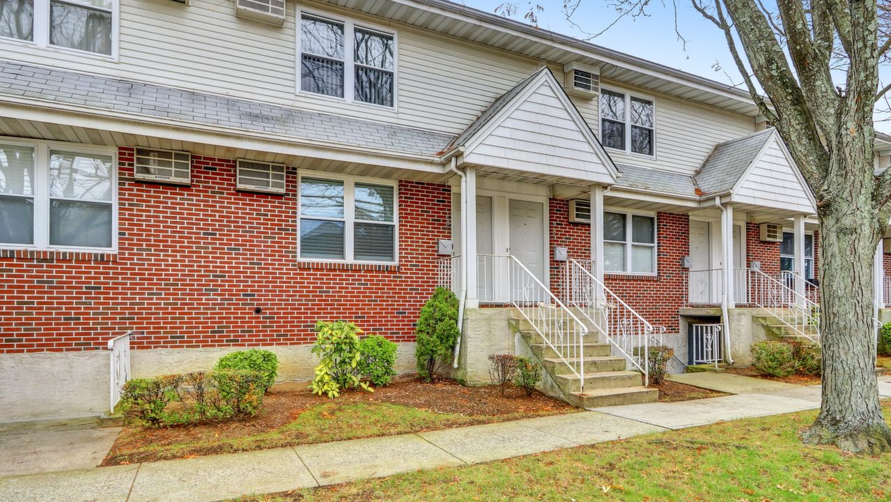 18 West Valley Stream Blvd, Valley Stream, NY, 11580 Scene 1