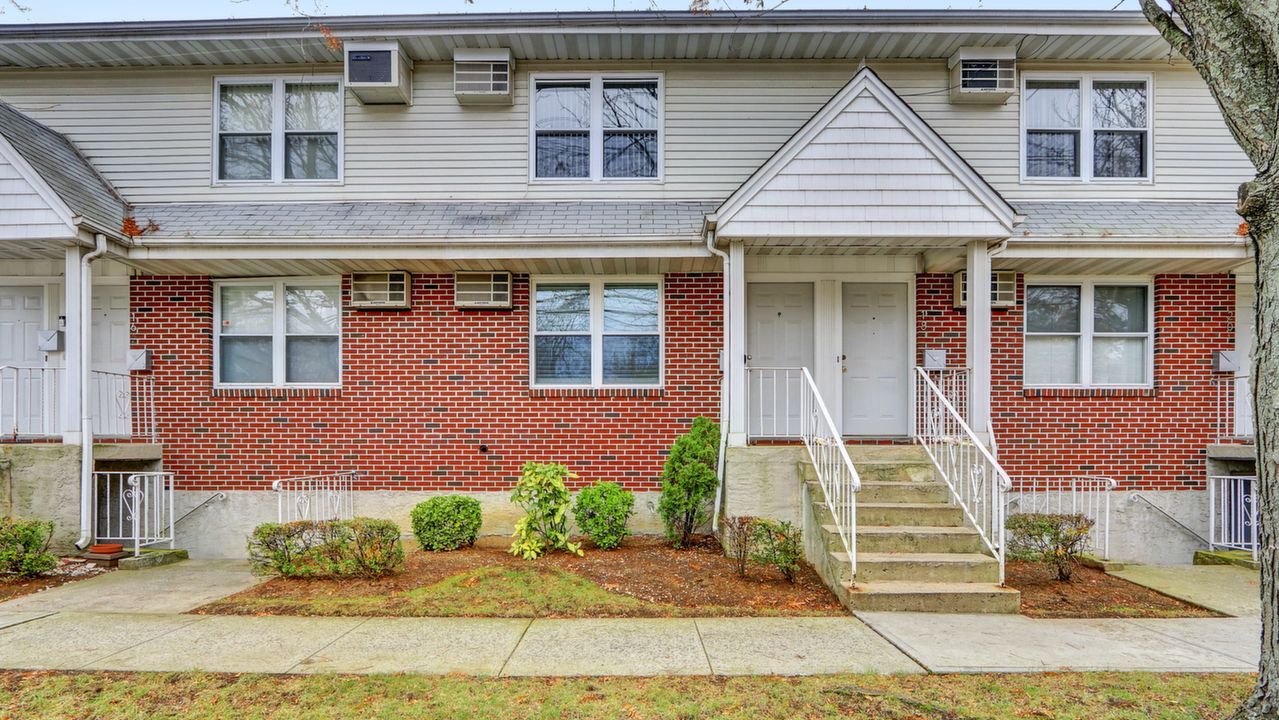 18 West Valley Stream Blvd, Valley Stream, NY, 11580 Scene 2