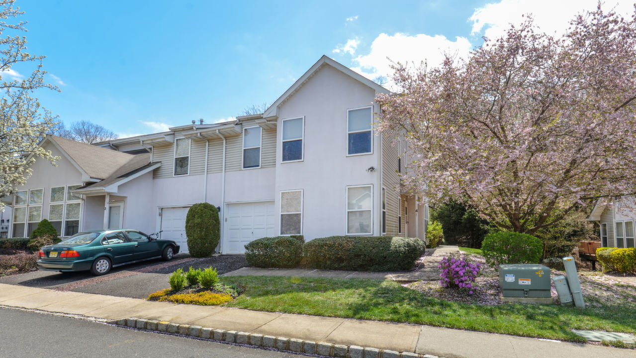 4 Parkside Dr, Jamesburg, NJ, 08831 Scene 1