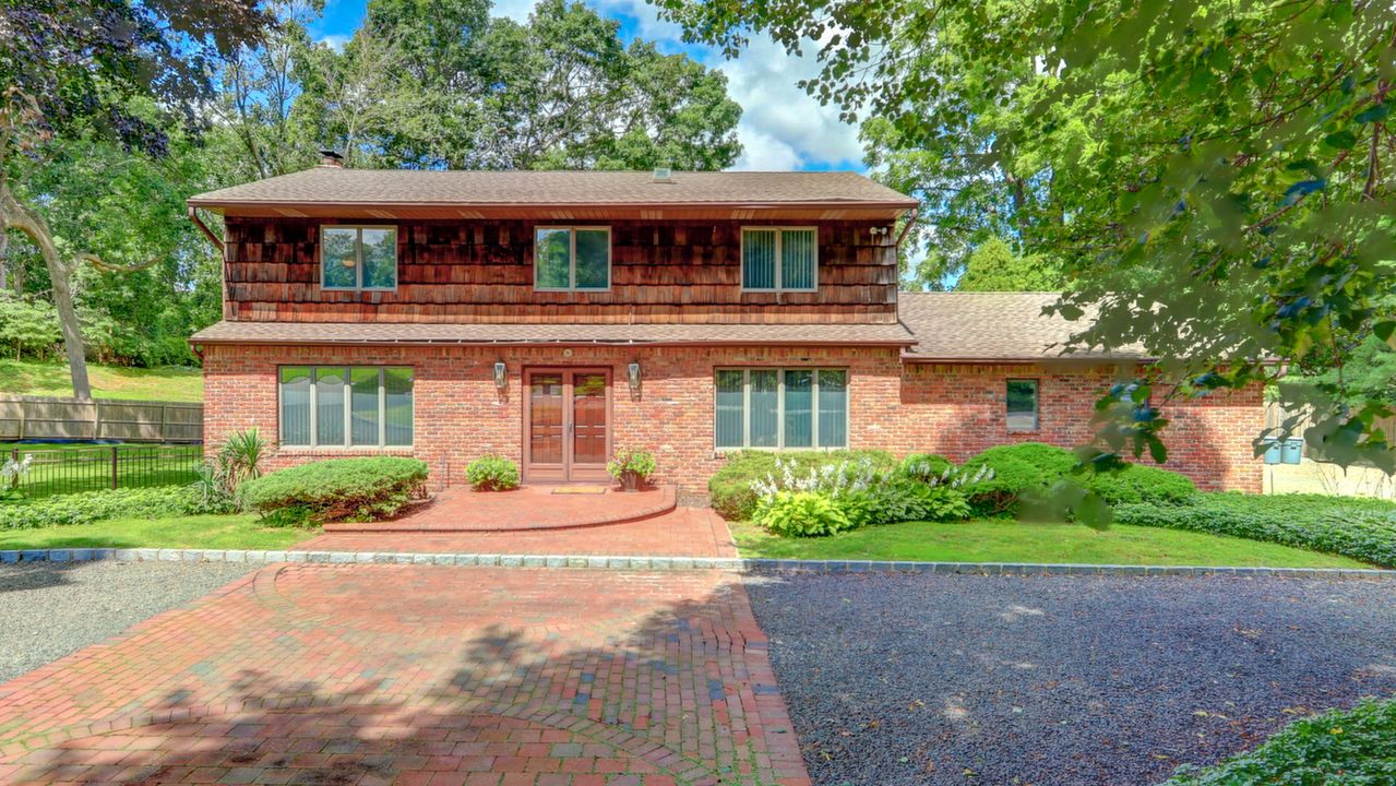 25 Broadoak Ln, Dix Hills, NY, 11746 Scene 1