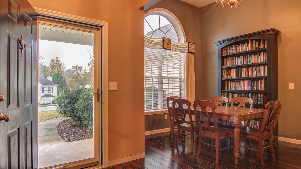Foyer/Dining Area