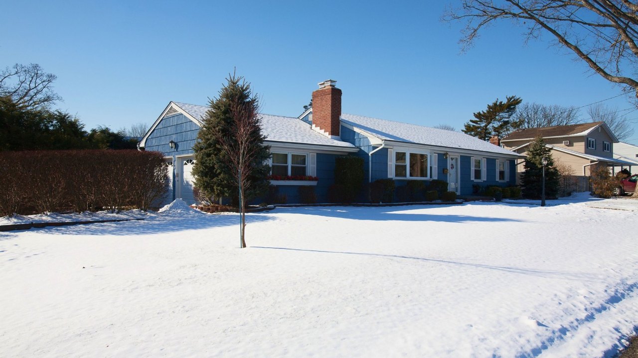 30 Elm Avenue, Farmingdale, NY, 11735 Scene 1