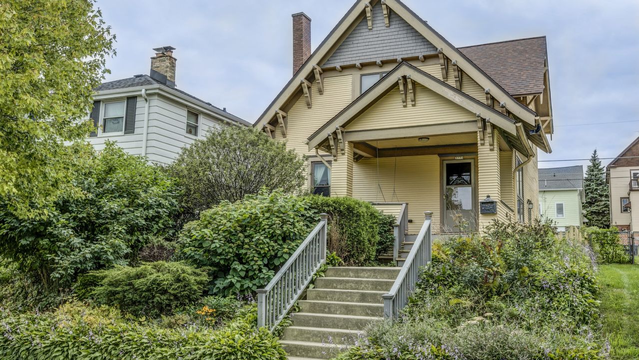 3771 E Van Norman Ave, Cudahy, WI, 53110 Scene 1