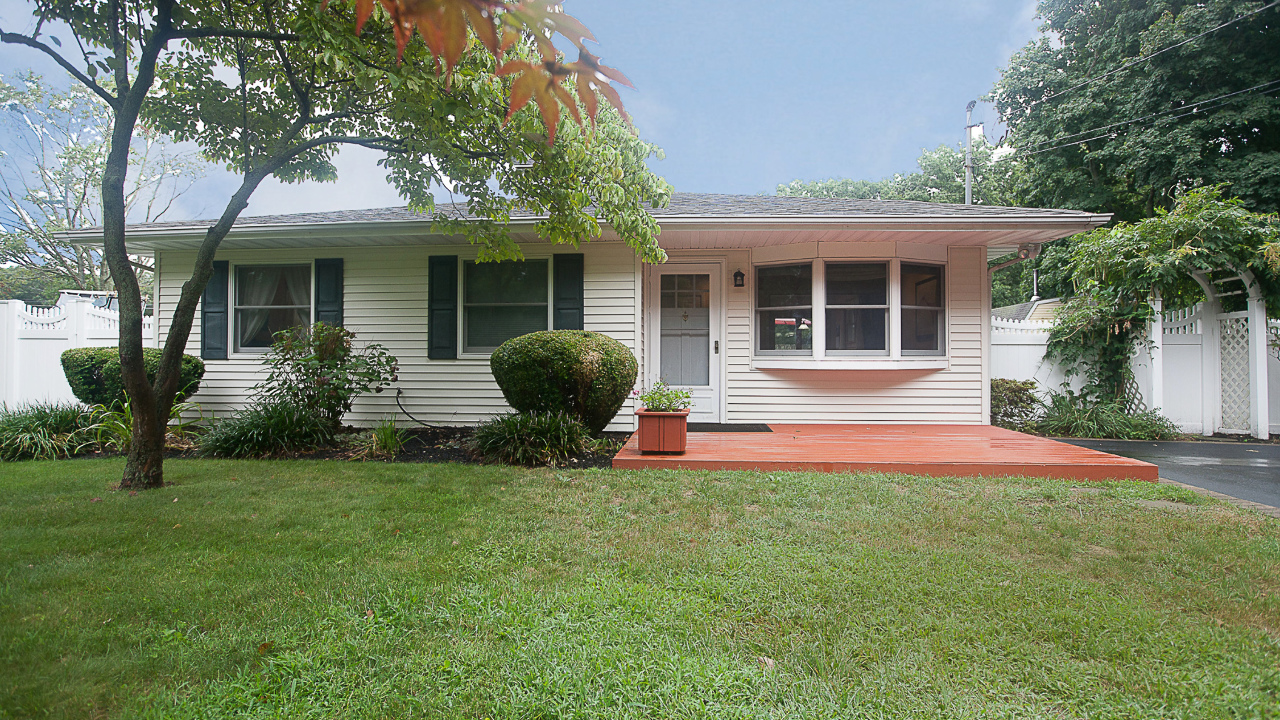 29 4th Street, Moriches, NY, 11955 Scene 1