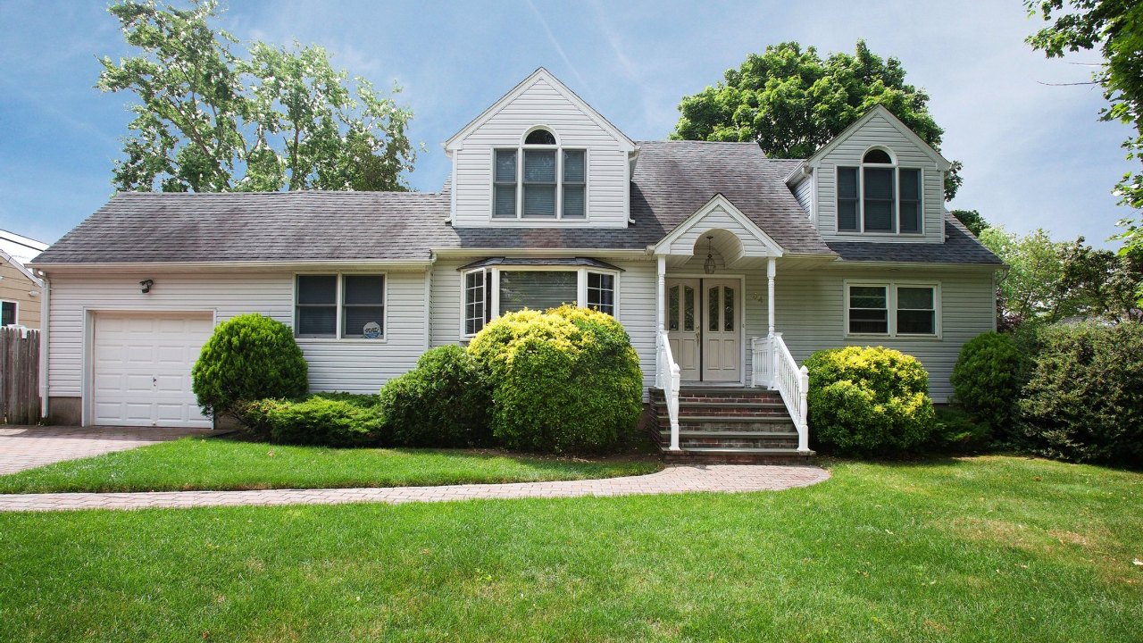 34 Hill Road, Farmingdale, NY, 11735 Scene 1