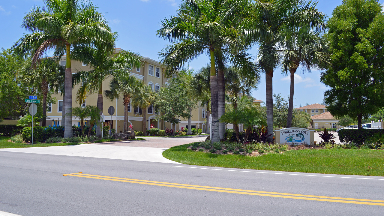 10091 Lake Cove Dr, Ft Myers, FL, 33908 Scene 3