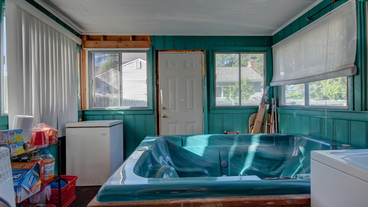 Sun Room W:Jacuzzi
