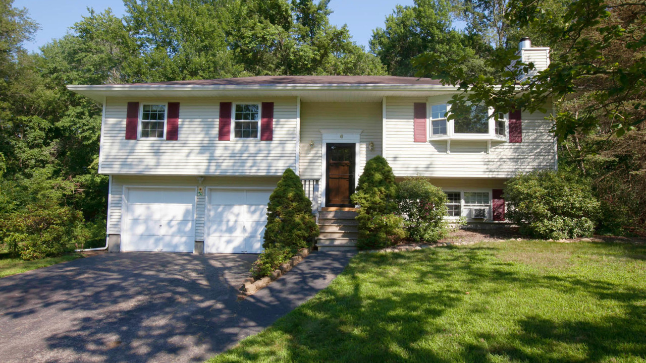 6 Kastal Court, Ridge, NY, 11961 Scene 1