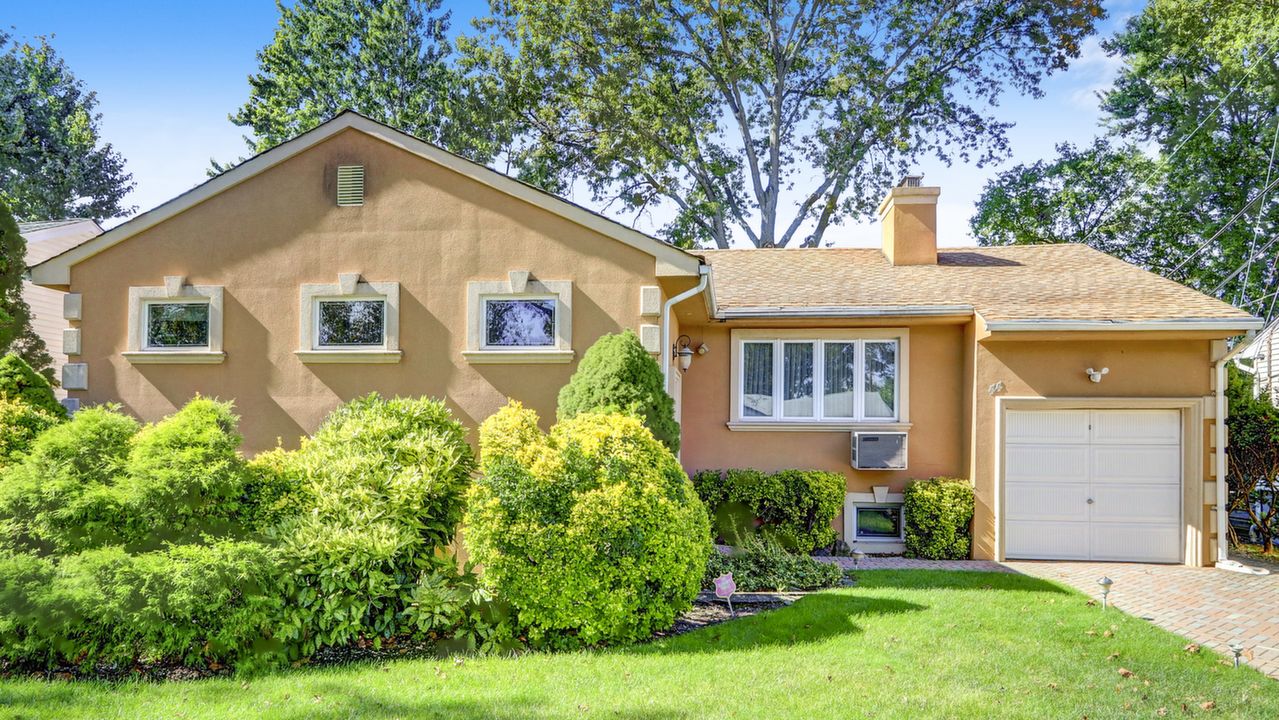 44 Brook Rd, Valley Stream, NY, 11581 Scene 1