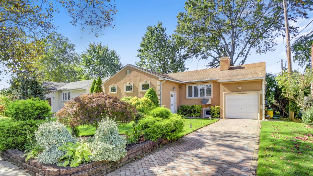 44 Brook Rd, Valley Stream, NY, 11581 Scene 2