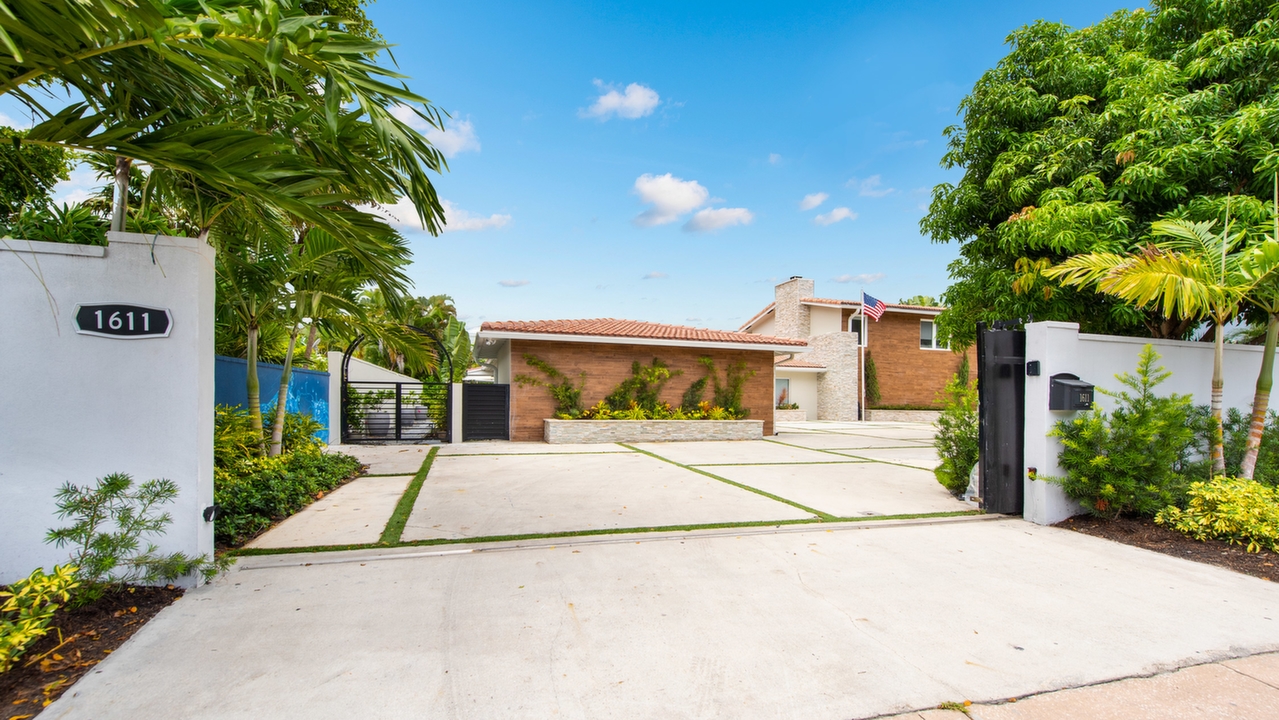 1611-Seabreeze-Blvd-01