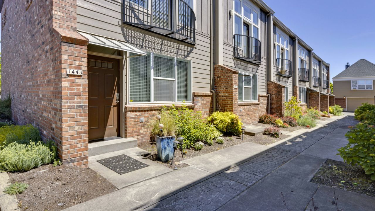 1143 NE Village St, Fairview, OR, 97024 Scene 2