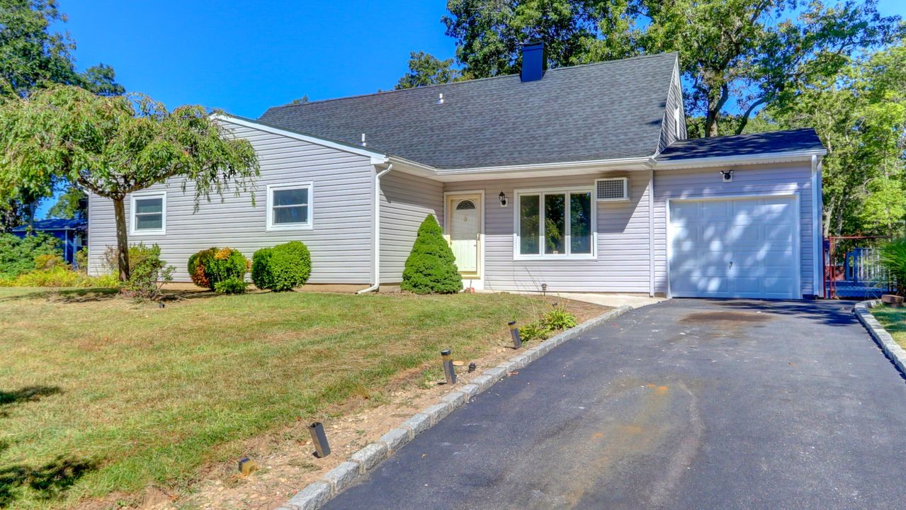 17 Amber Ln, Coram, NY, 11727 Scene 1