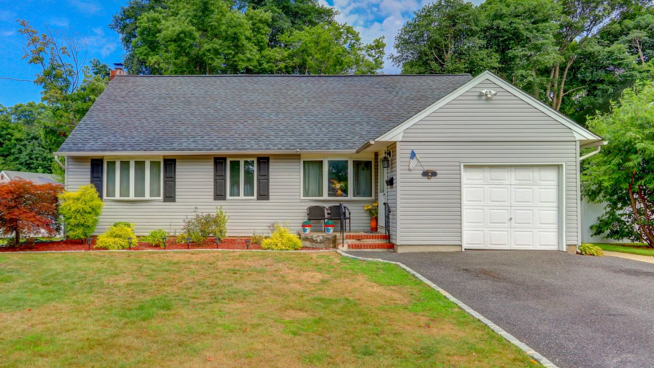 41 Frankie Ln, North Babylon, NY, 11703 Scene 1