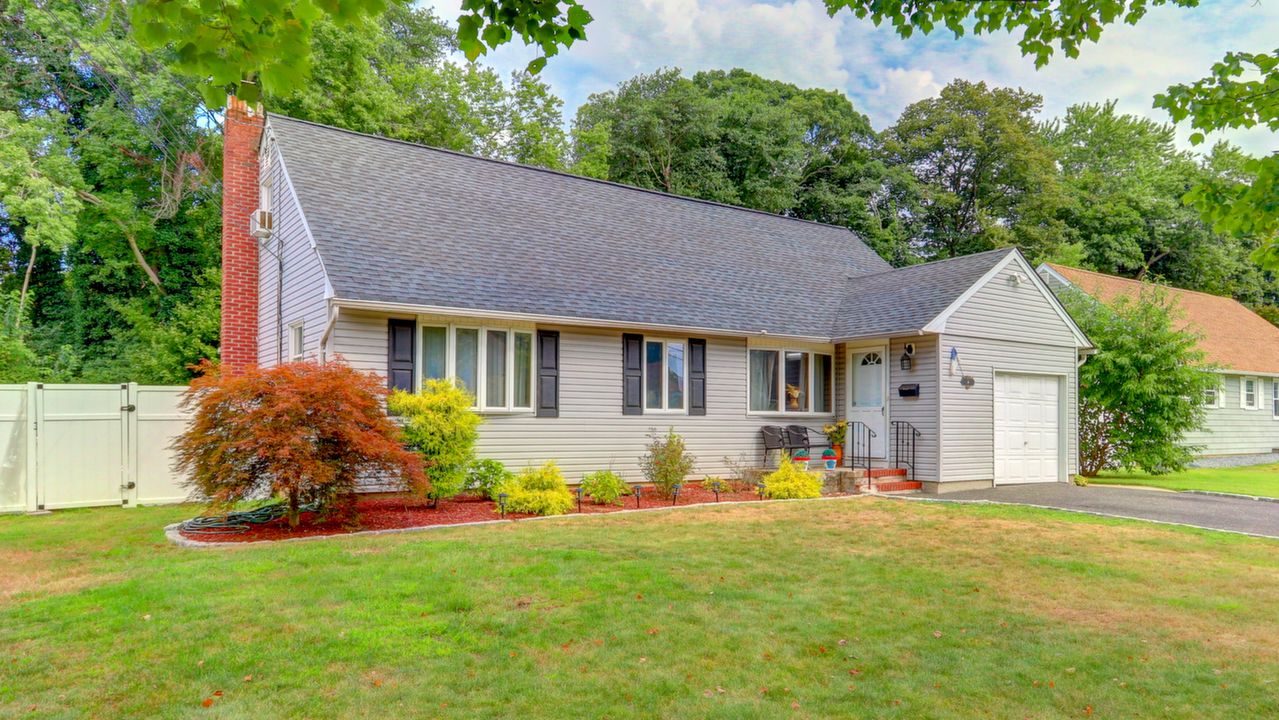 41 Frankie Ln, North Babylon, NY, 11703 Scene 2