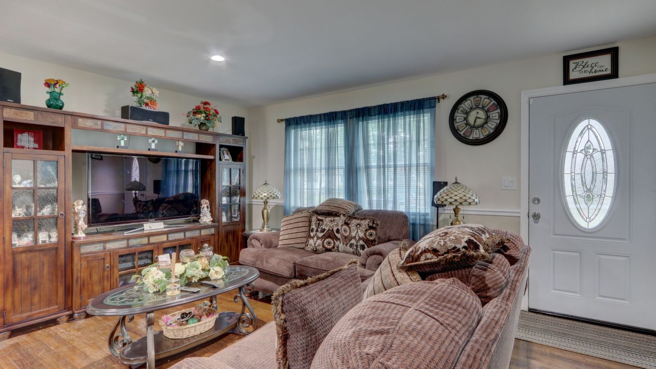 387 Grundy Ave, Holbrook, NY, 11741 Scene 4