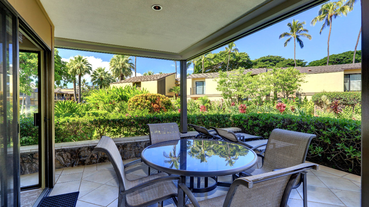 Lanai Dining Area