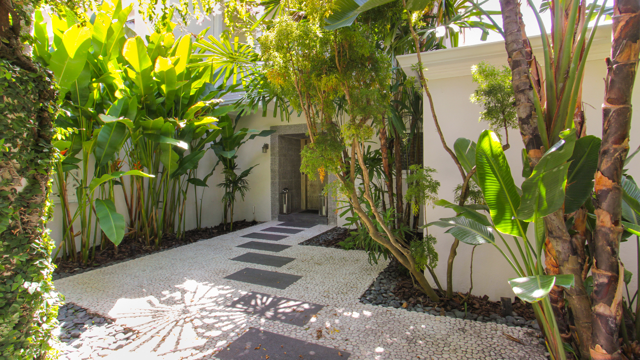 29-E-San-Marino-Dr-02