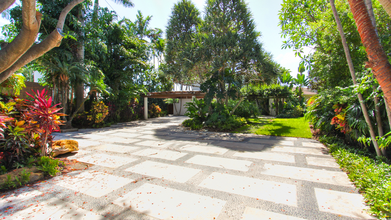 29-E-San-Marino-Dr-01