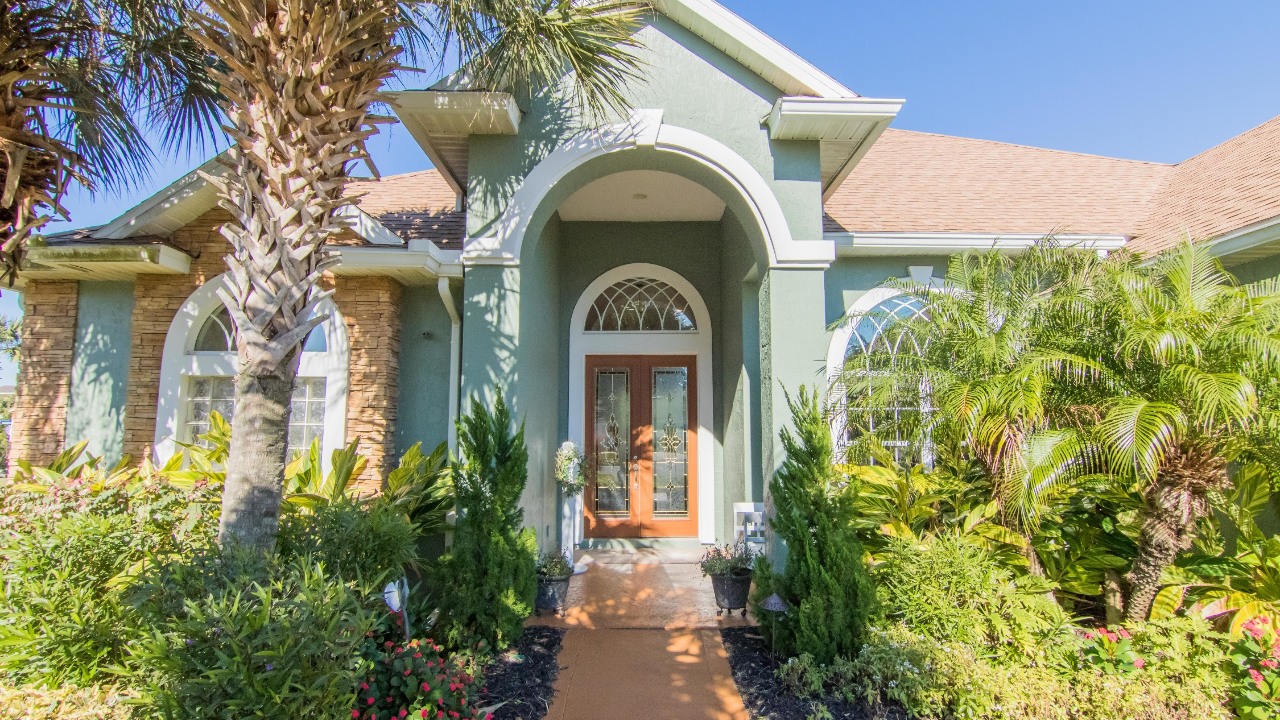 Front Entry w/Palladium Window