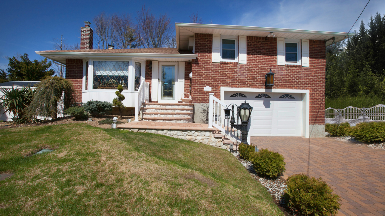 221 Martin Dr, Syosst, NY, 11791 Scene 1