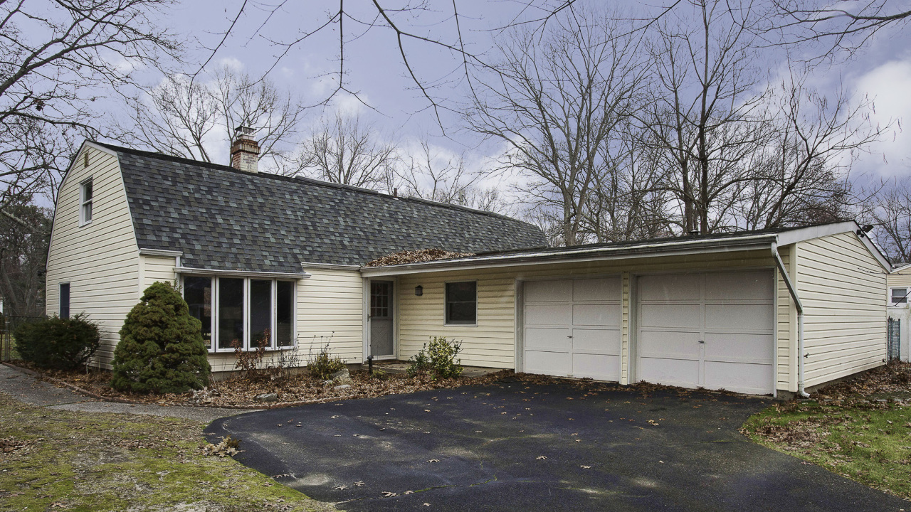 39 All Points Terrace, Holbrook, NY, 11741 Scene 1