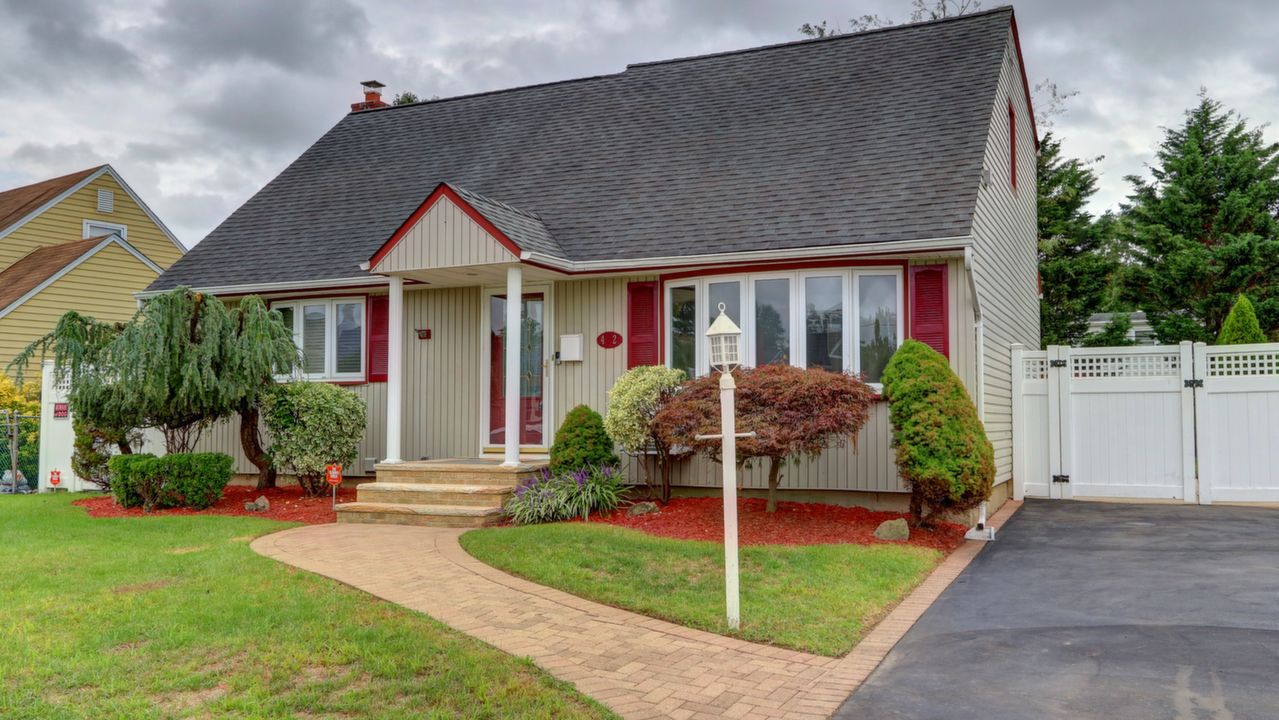 42 Croyden Ln, Hicksville, NY, 11801 Scene 1