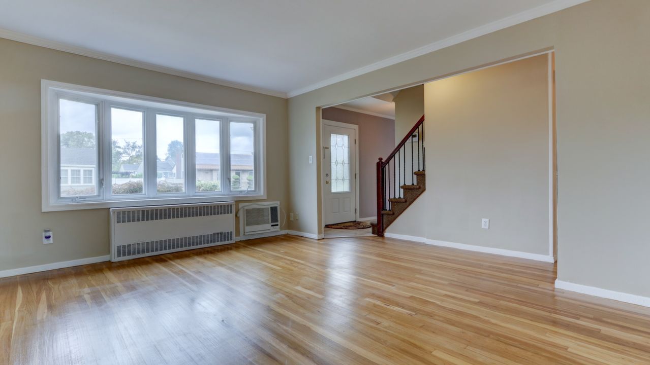 42 Croyden Ln, Hicksville, NY, 11801 Scene 2