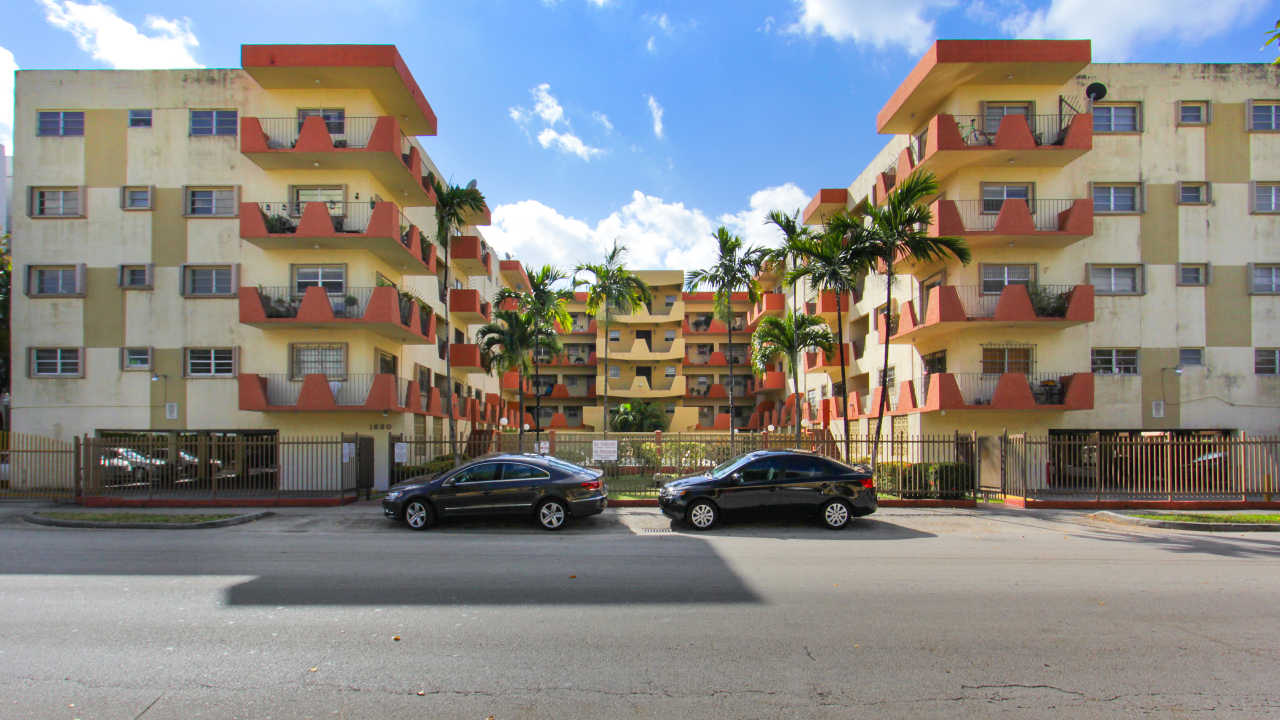 1630-W-46th-St-#405D-01