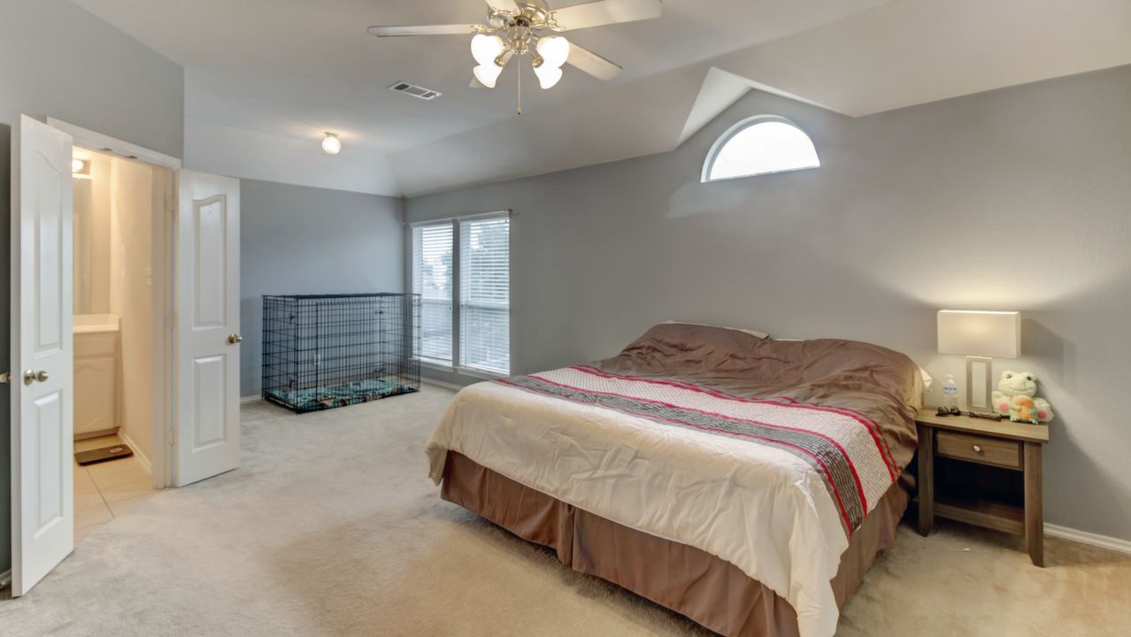 Master Bedroom (Upstairs)