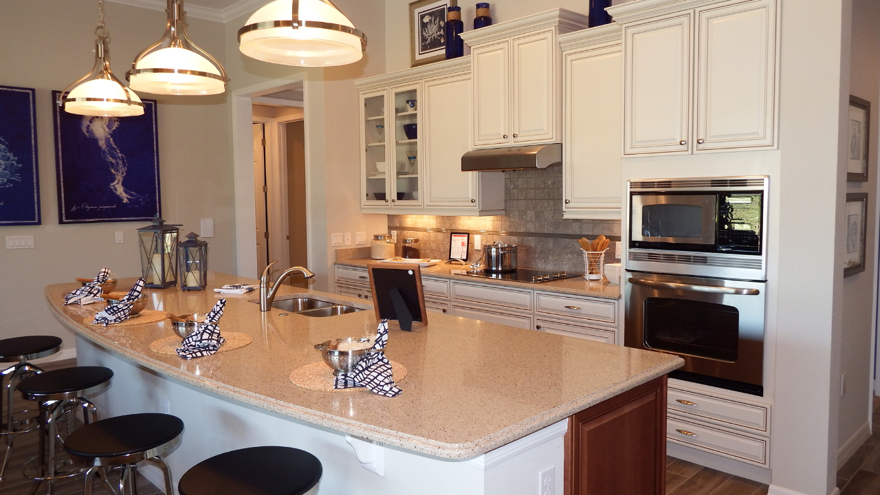 Kitchen and Breakfast Bar